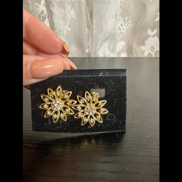 Jewelry - Vintage Gold-Tone Floral Rhinestone Clip-On Earrings